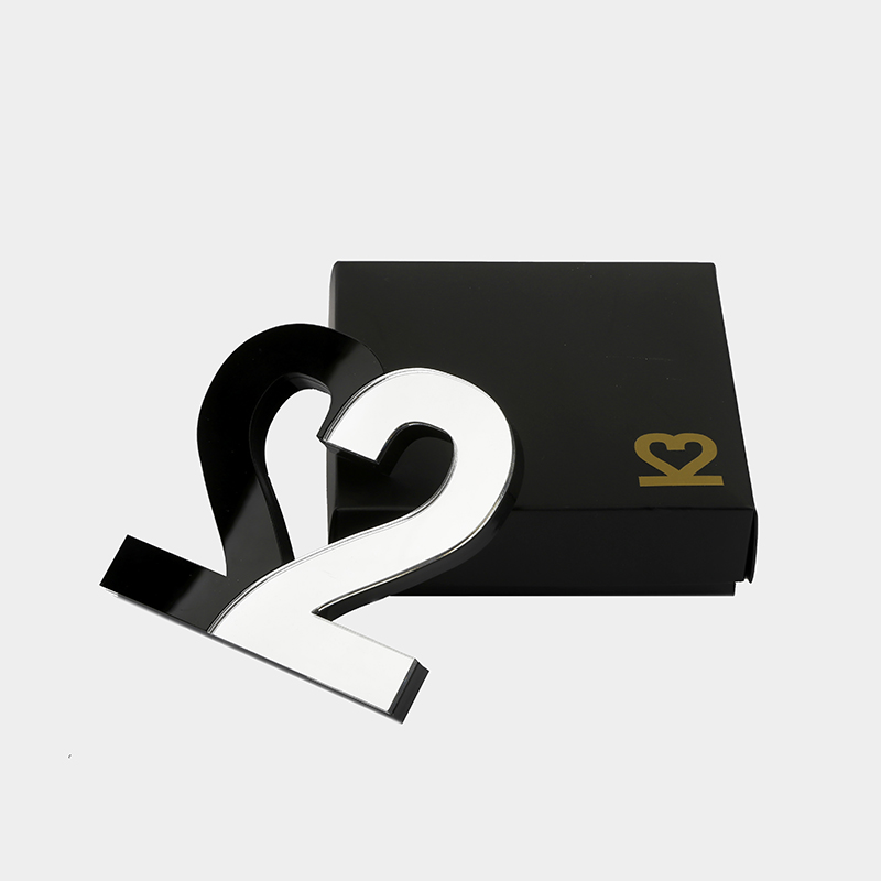 Επιτραπέζιο Γούρι Καρδιά 2022 Plexi Glass Μαύρο/Λευκό 10×10 cm